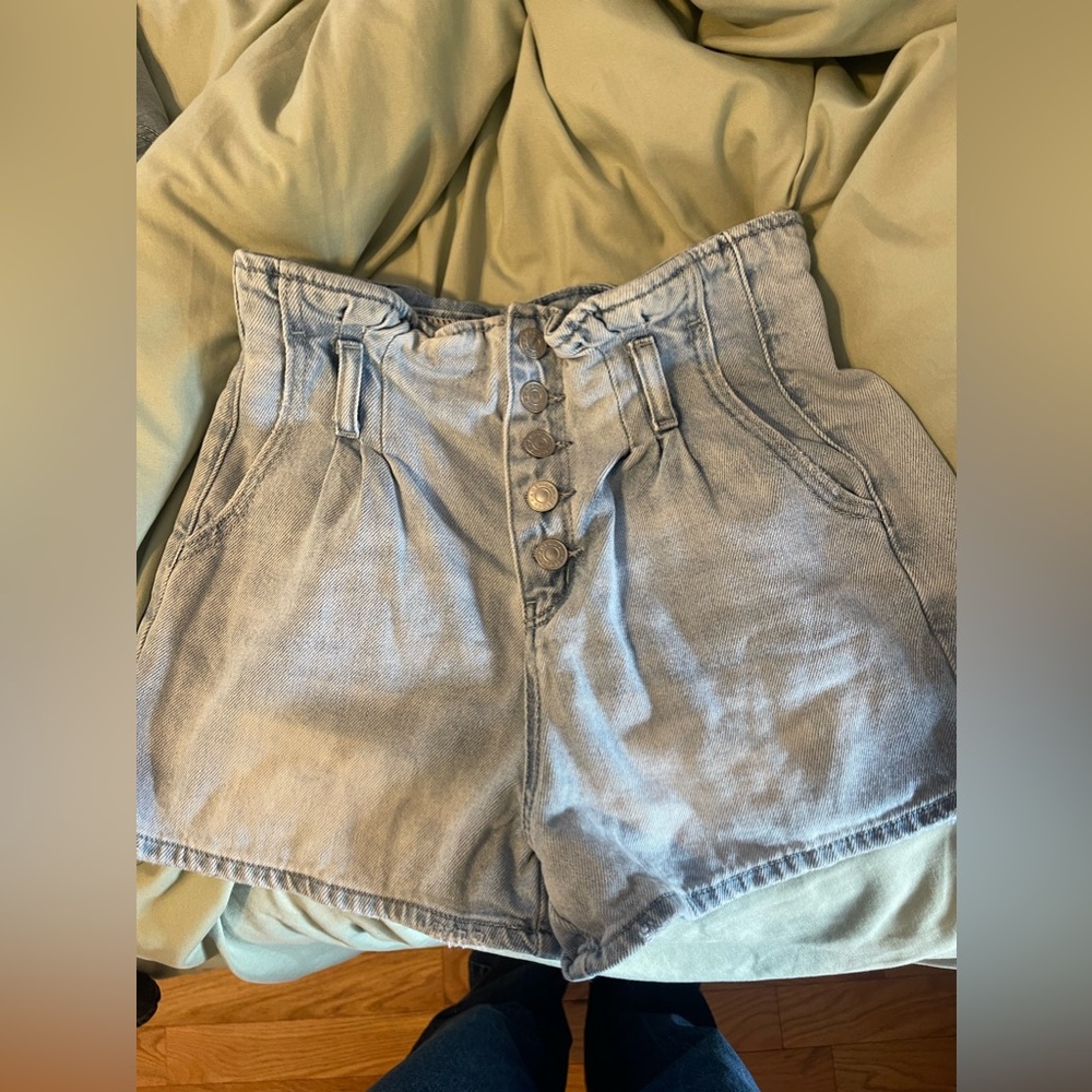 Women’s American Eagle Light wash Paper Bag Mom Shorts